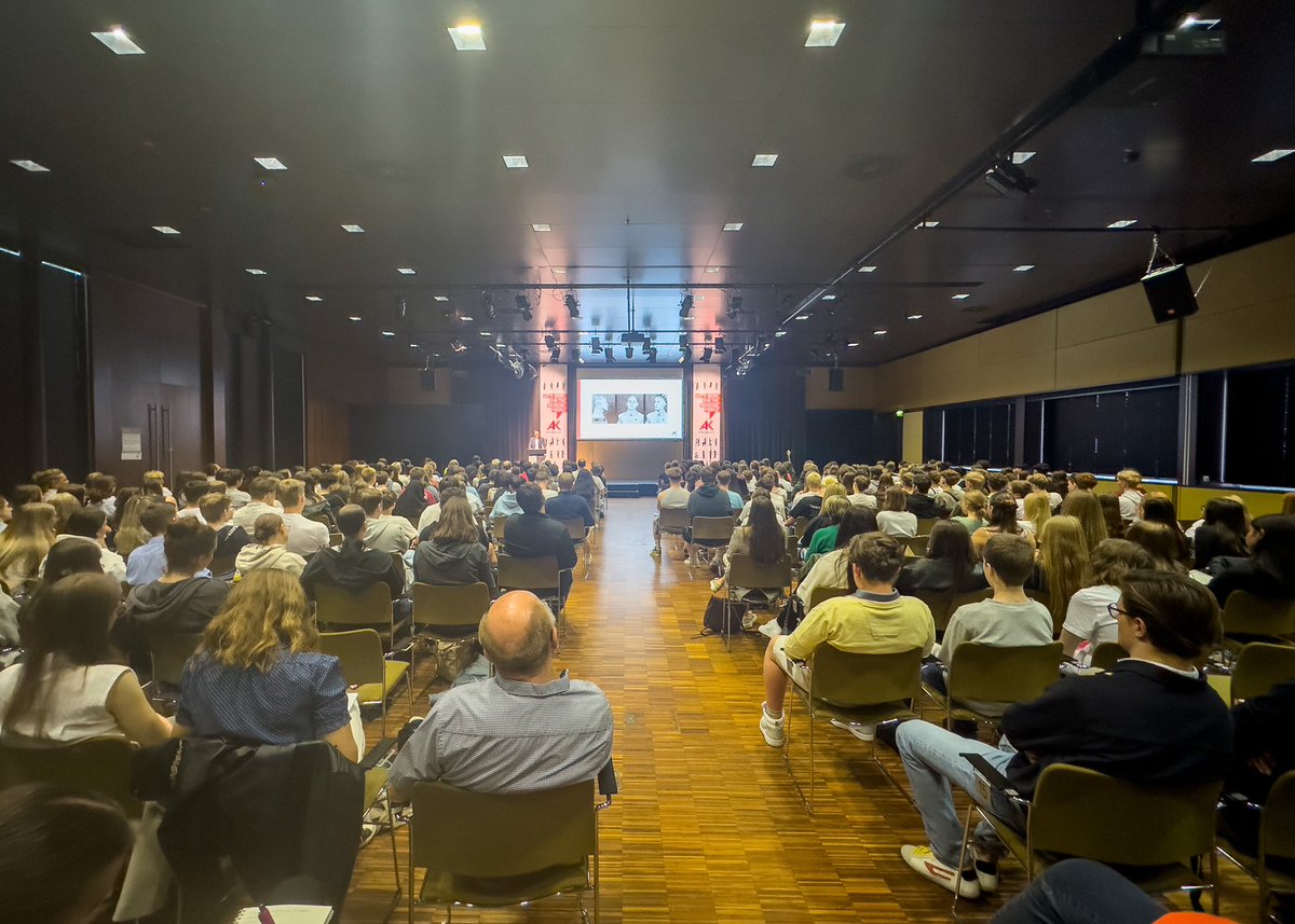 Rund 400 Schüler:innen aus OÖ haben sich mit dem Graphic Novel „Der Boxer“ auseinandergesetzt und präsentieren ihre Eindrücke im Rahmen des Hermann-Langbein-Symposiums in der @AKLinz. Hertzko Haft wahr polnischer Jude und musste im KZ Auschwitz bei Schaukämpfen antreten.