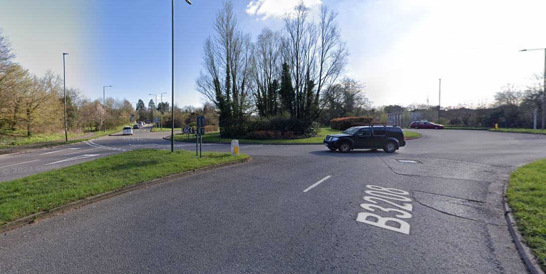 HighwaysSurrey's tweet image. 🚧 Works to improve #WaterLane and the #A325 roundabout in #Farnham are due to continue until May. 

🚧 A new pedestrian crossing is being installed and lanes widened. 

🚧 Check the roadworks map for details of lane closures at orlo.uk/TZGHm

@WaverleyBC