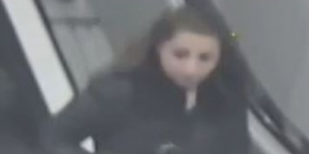 Do you recognise this woman? Officers investigating the theft of a mobile phone at a shop in Abington Street, Northampton on Friday, March 22, believe she may have information which could assist them. ow.ly/ItEQ50RabBH