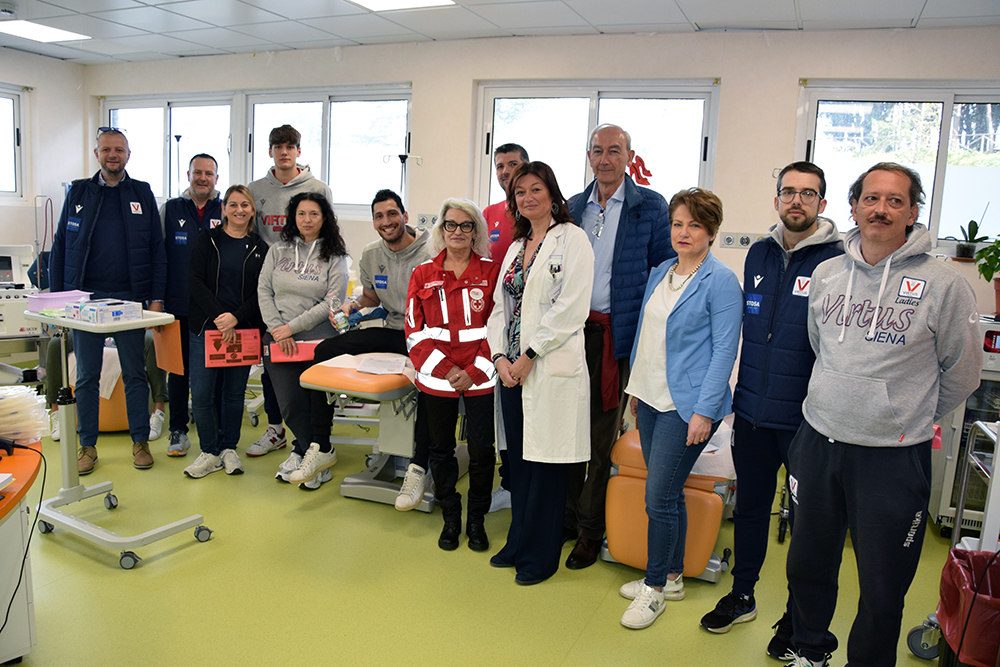 Un #canestro di #generosità: @VirtusSiena dona il sangue all’ @AouSenese insieme alla @crocerossa di #Siena ❤️NEWS: ao-siena.toscana.it/2024/04/08/un-…