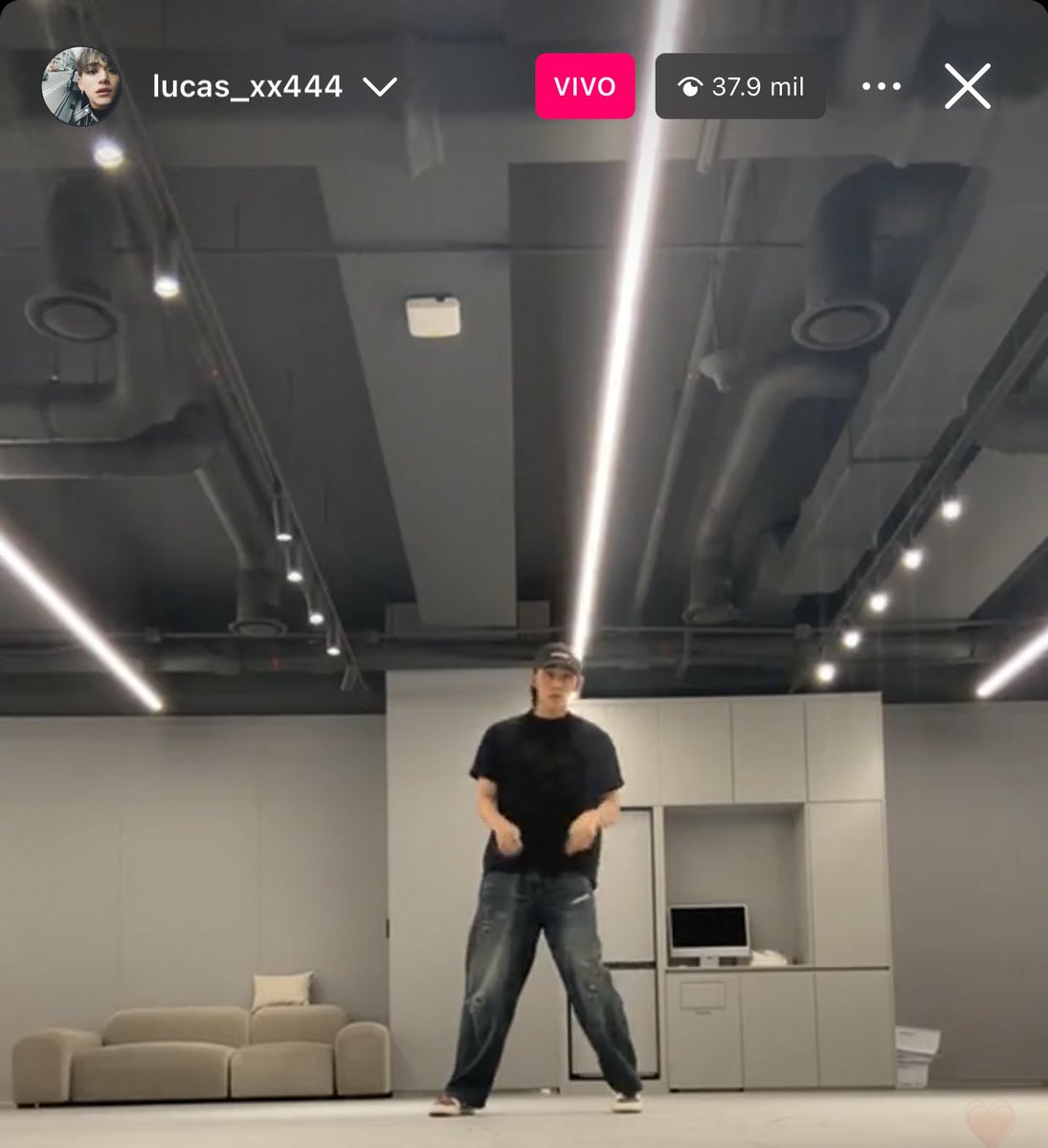 al principio hacia lives y apenas se le veía un ojito, ahora se anima hacer lives mostrándonos como ensaya. la manera en que está volviendo a tener confianza. SOY FELIZ 😭