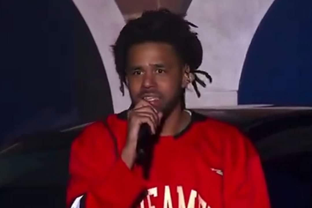 WAAAVYMag's tweet photo. J. Cole dit que clasher Kendrick Lamar est la chose "la plus stupide" et la "plus ridicule" qu'il ait jamais faite. Ce moment surprenant s'est produit lors de la performance de clôture de Cole au Dreamville Festival ce soir. https://t.co/tj3u3WUaHV