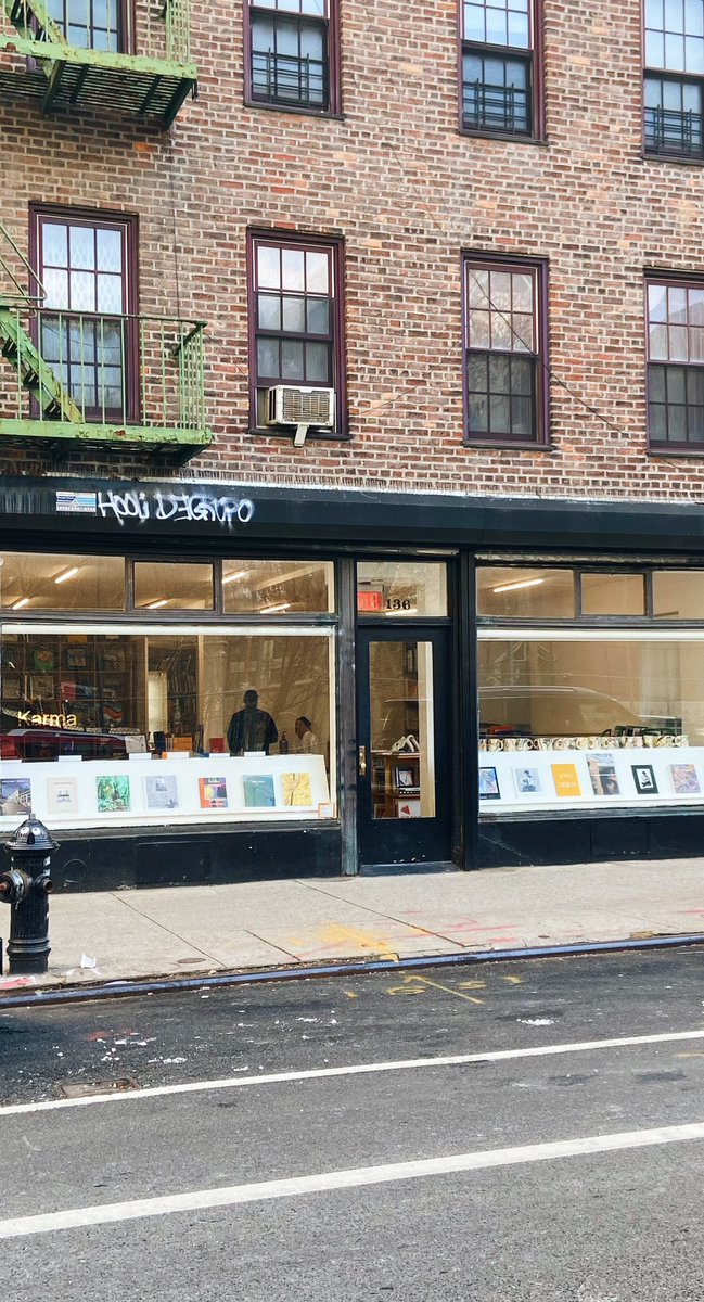ชวนส่อง shop front ของ New York City Bookshop  📚🤍🖌️