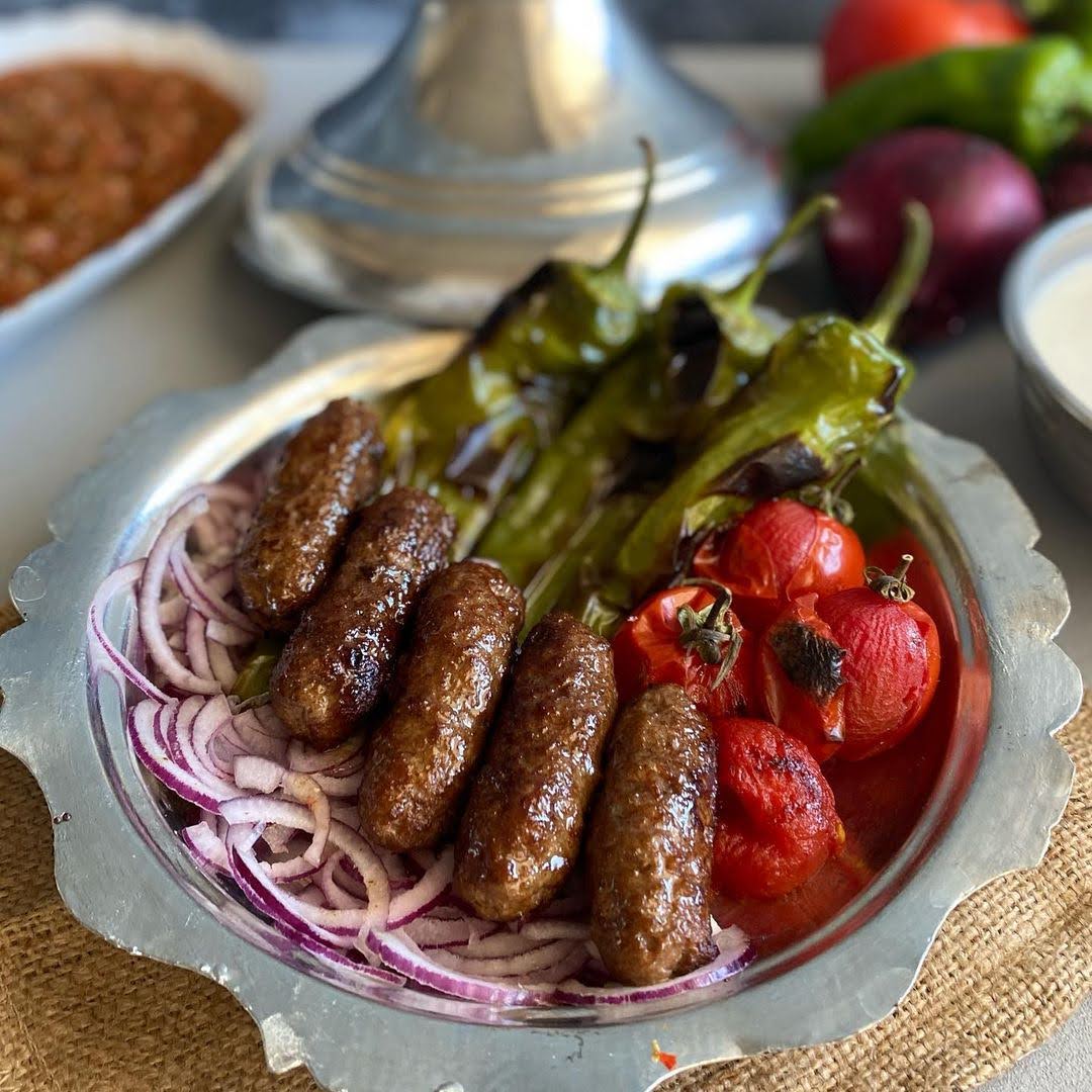 İnegöl Köfte is a traditional Turkish dish that is sure to tantalise your taste buds. These meatballs are grilled to perfection and served with delicious grilled vegetables. #TurkishCuisine

📸 IG: evdekendinpisir