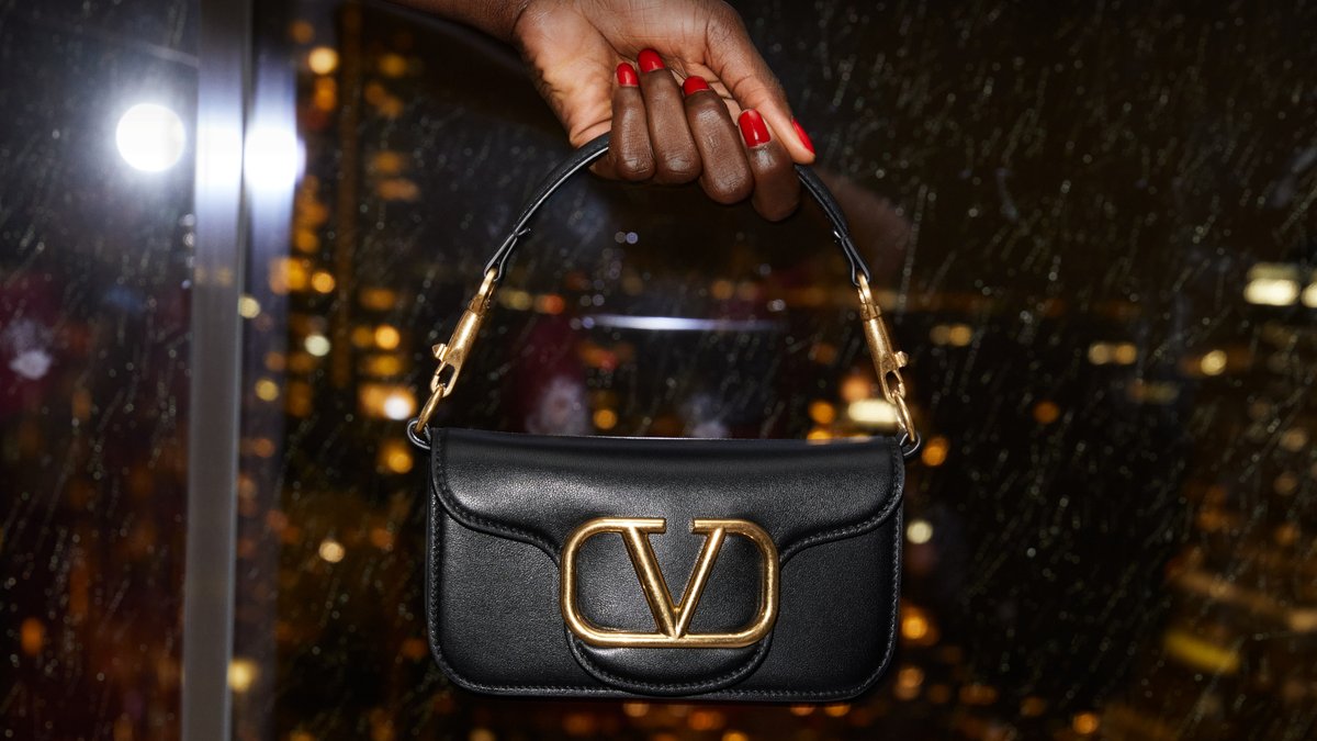 High above New York, the #VALENTINOGARAVANI #LocòBag takes the stage for #ValentinoLÉcole.

Discover the bag and other new-in accessories now at on.valentino.com/VALENTINOLÉCOLE