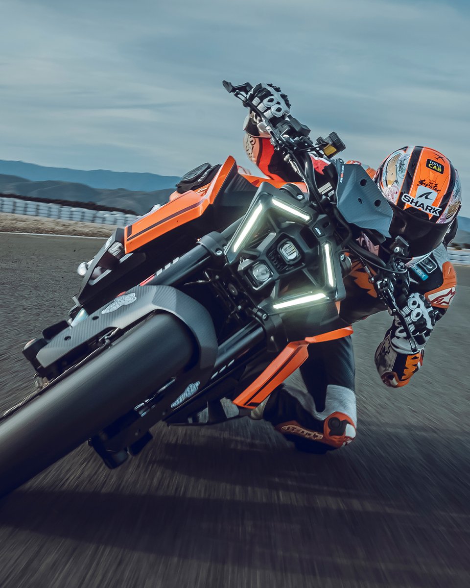 Now THIS is how to start the week! Knee down on the KTM 1390 SUPER DUKE R.🔥 What are you waiting for? Hit the link and book your test ride! brnw.ch/21wIBrd #KTM #ReadyToRace #GetDuked #TheBeast #KTM1390SuperDukeR #NoBullshit #NothingToHide