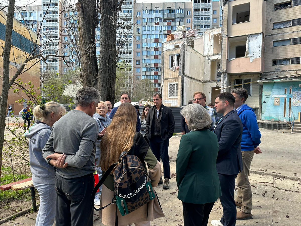 This weekend, UNHCR in Odesa🇺🇦 welcomed a bipartisan 🇺🇸 Congressional Delegation led by @SenJoniErnst, sponsored by @CSIS. They met w/ survivors of a deadly Russian missile attack on 2 March who received crucial support from UNHCR's partner @desyate_kvitnya to recover & rebuild.