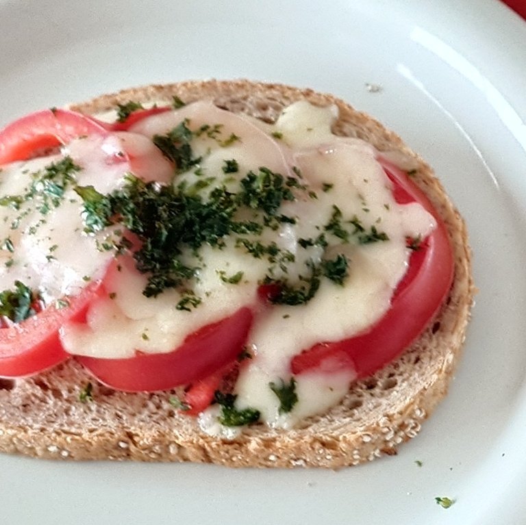 at_os_72's tweet photo. ピザトースト？🍕🍞
トマトチーズパセリパン？🍅🧀🌿🍞 https://t.co/fbvPODR9l5