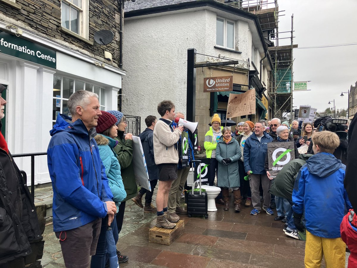 Feargal Sharkey addressing dozens of protesters outside United Utilities’ information centre in Windermere 💩 Lots of signs with “stop the sewage” and “save Windermere”.