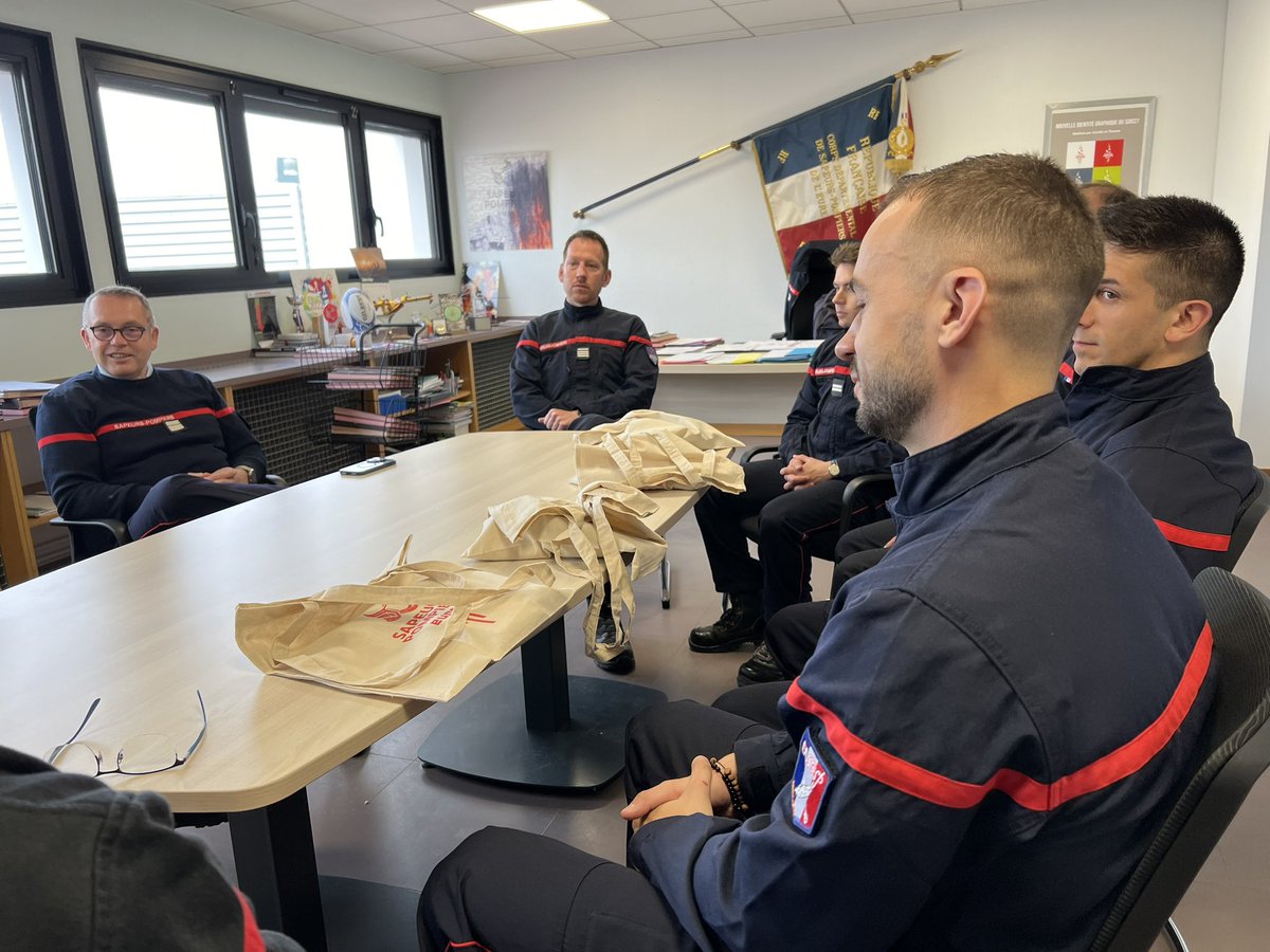 sdis27's tweet photo. #LundiMotivation Aujourd’hui le colonel HC  @ducourete74 a accueilli 4 #lieutenants en immersion durant 1 semaine au sein du #Sdis27 dans le cadre de leur formation d’intégration de lieutenant #filt112 
Cette phase d’immersion permet une ouverture d’esprit essentielle. https://t.co/DBLbEfL6aM