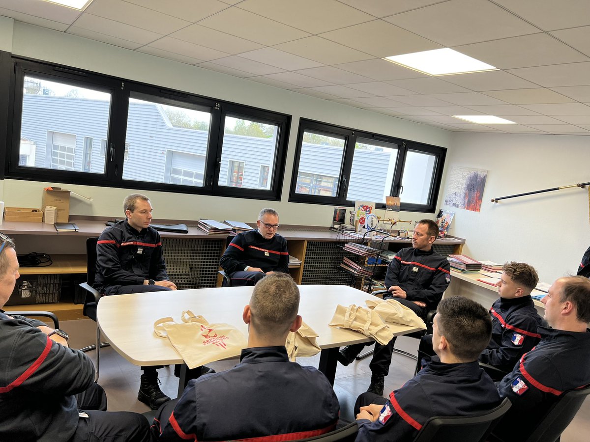 sdis27's tweet photo. #LundiMotivation Aujourd’hui le colonel HC  @ducourete74 a accueilli 4 #lieutenants en immersion durant 1 semaine au sein du #Sdis27 dans le cadre de leur formation d’intégration de lieutenant #filt112 
Cette phase d’immersion permet une ouverture d’esprit essentielle. https://t.co/DBLbEfL6aM
