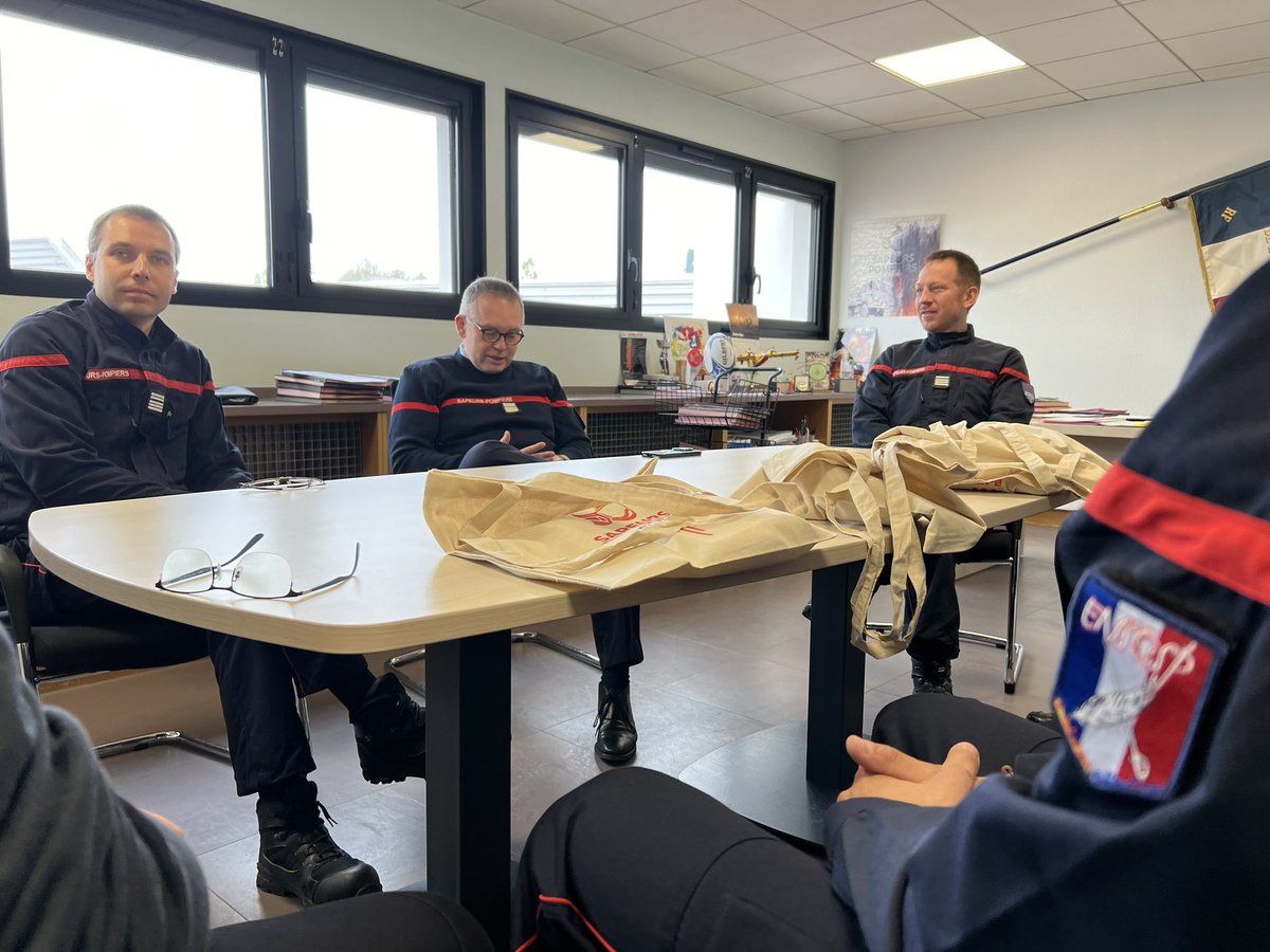 sdis27's tweet photo. #LundiMotivation Aujourd’hui le colonel HC  @ducourete74 a accueilli 4 #lieutenants en immersion durant 1 semaine au sein du #Sdis27 dans le cadre de leur formation d’intégration de lieutenant #filt112 
Cette phase d’immersion permet une ouverture d’esprit essentielle. https://t.co/DBLbEfL6aM