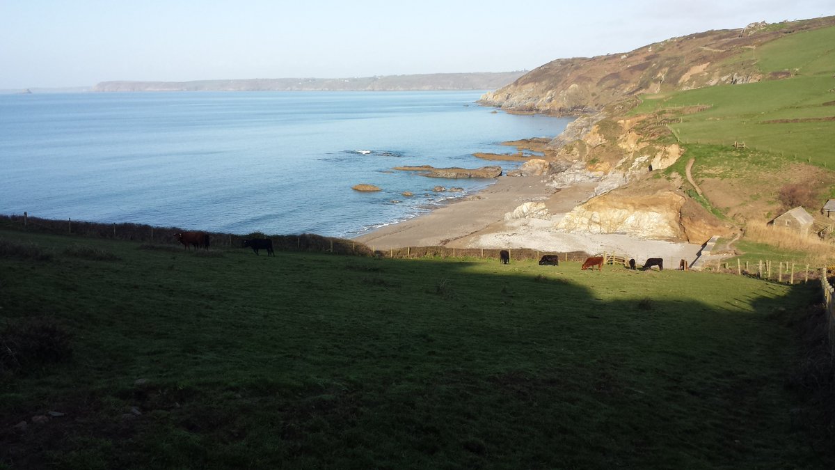 What the #beach means at #Hemmick in #Cornwall, with @Bosinver @ActionNan @finalstrawcorn - manonabeach.com/mid-cornwall/h…