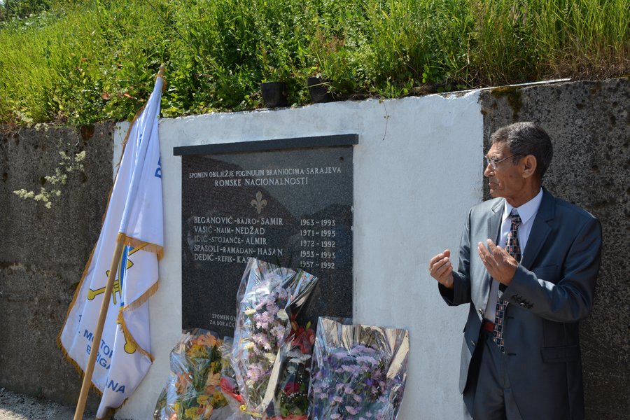 Today we remember all our #Romani brothers and sisters that defended 🇧🇦 and #Sarajevo during the aggression.
Below is the memory plaque for the fallen Romani soldiers in Bosnian Army during the #SiegeofSarajevo. ⚜️

#InternationalRomaniDay 
#InternationalRomaDay
