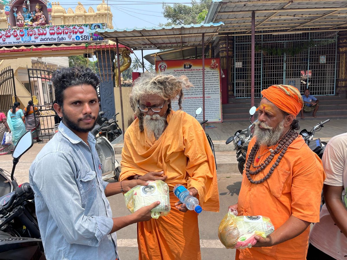 ImAmardurga's tweet image. Today Our Team Icon Star  @alluarjun&apos;s birthday , celebrating
#AlluArjunArmy team pithapuram distributed 100+ biryani packets &amp;amp; Water Bottles to the needy people. Thank you My Team 😍❤️🙏  

#HappyBirthdayAlluArjun 
#Pushpa2TheRuleTeaser