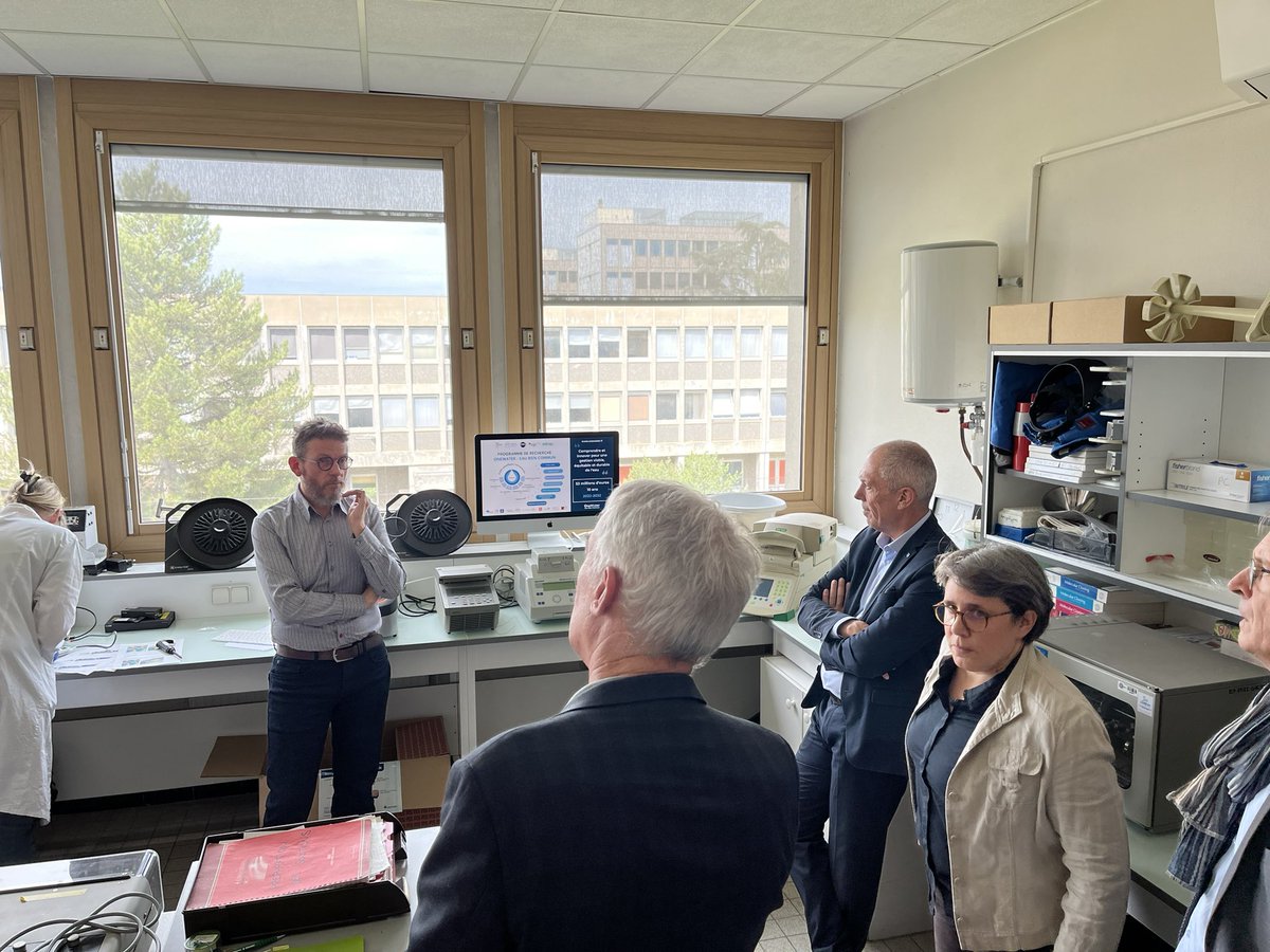 laurentbarbieri's tweet photo. #visitCNRS du PDG du @cnrs @antoine_petit_ au @LEHNA_lab spécialiste des écosystèmes aquatiques : témoin en première ligne de l’évolution de notre environnement #PEPR #solubiod, #onewater @UnivLyon1 @entpe @INEE_CNRS @CNRS_dr07 https://t.co/3CFx7FsWEs