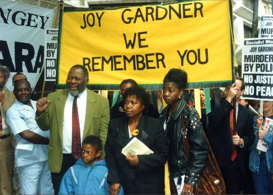 Bernie Grant campaigning for justice after the death of Jamaican deportee Joy Gardner, 1993. Joy Gardner’s was killed by the now disbanded Met Police’s Alien Deportation Group (ADG), five police used force + 13 feet of tape and a belt– to restrain her. #joygardner #berniegrant