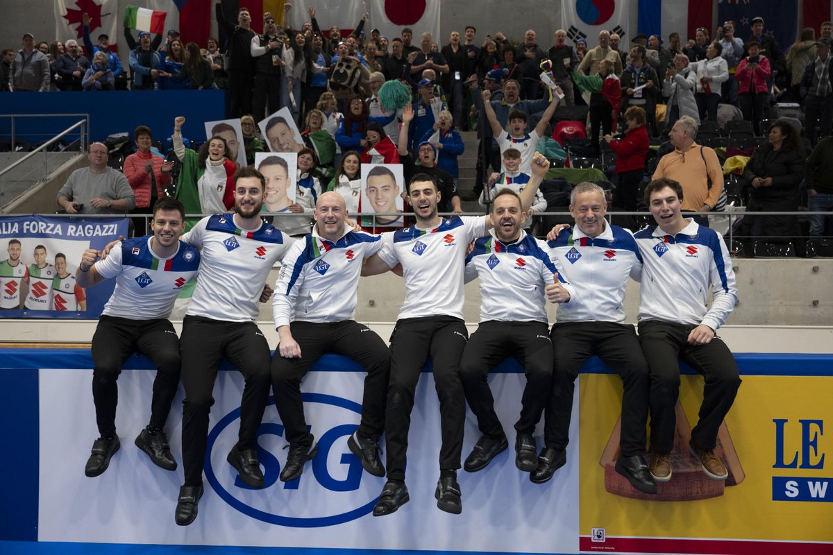 Una squadra fenomenale! 🥌 Come nel 2022, gli azzurri della Nazionale di curling si confermano sul terzo gradino del podio mondiale, grazie a una grande vittoria contro la Scozia. Un’impresa che merita la cover della settimana! 💙 @fisg_it #curling
