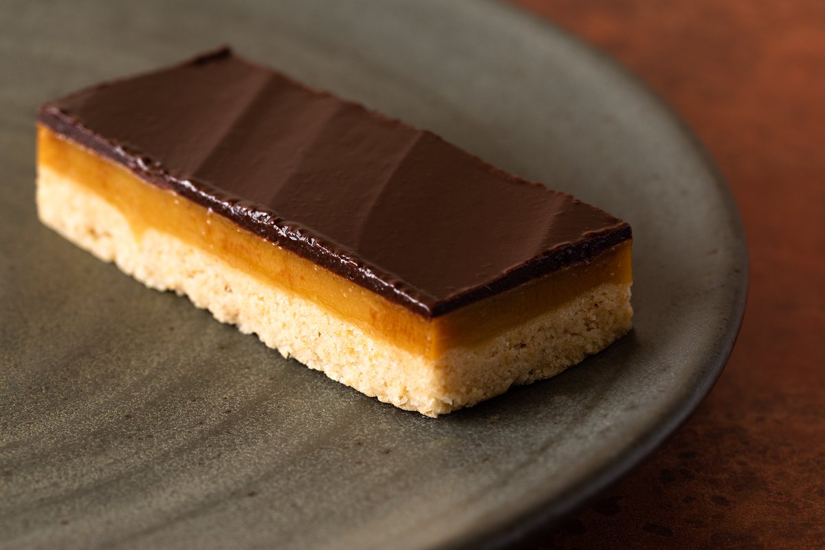 Make your menu look a million dollars with our #vegan and free from Caramel Shortbreads! They're gluten, wheat and milk free as well as being #plantbased - what more could you want?! Grab these via @CentralFoods #wholesale #catering #foodtogo #cafe #theatre #museum #gardencentre