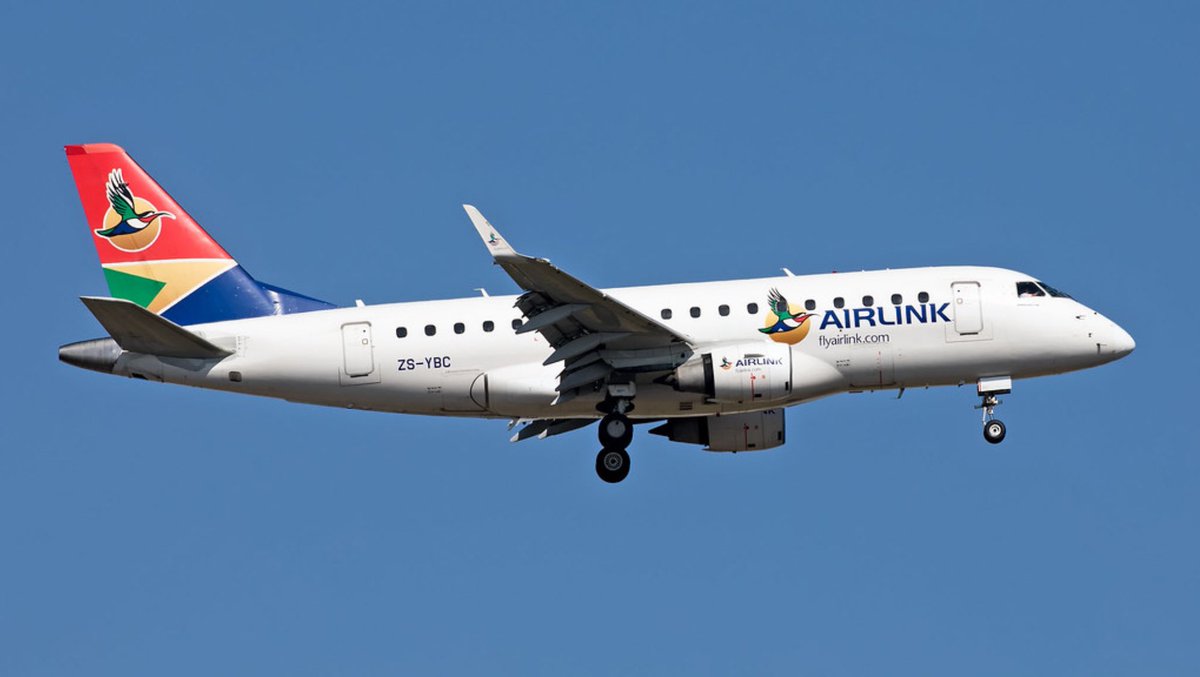 Link 882X (ZS-YBC - E170) of @Fly_Airlink on short finals for runway 03R at Johannesburg, @ortambo_int as 4Z882 from Richards Bay Airport 
21-02-2024

#airlink #embraer170 #embraer #e170 #ortambointernationalairport  #aviation #avgeek