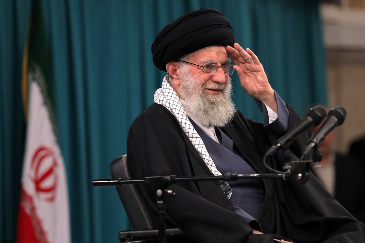 Mr_tahlilgar_'s tweet photo. آنها که قراربود "او و نظمی که در ایران حاکم است را به زیر بکشند"امروز درگیر غزه اند
و پشت تریبون ها از مدیریت جنگ میگویند

او با آرامش و بی اعتنا، دیدارهایش با جوانان را برگزارمیکند
و این تصویری واضح است از اینکه درجنگ تمام عیار ۶ ماه گذشته، فرمان در دست سیدعلی حسینی خامنه ای است https://t.co/GkBCEo7t9m