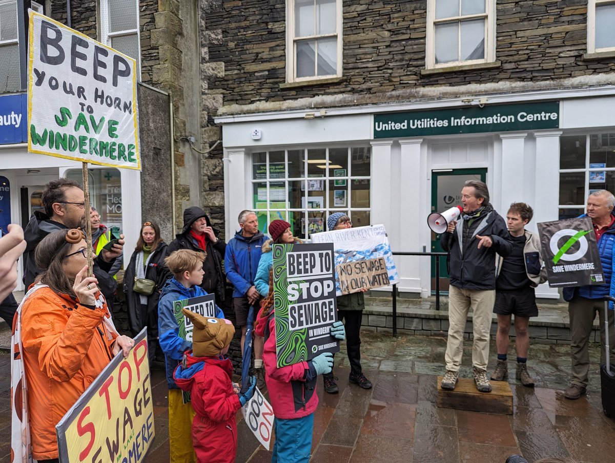Feargal Sharkey tells the #Stopthesewage protest in #Windermere that a majority of people want renationalisation. We agree!