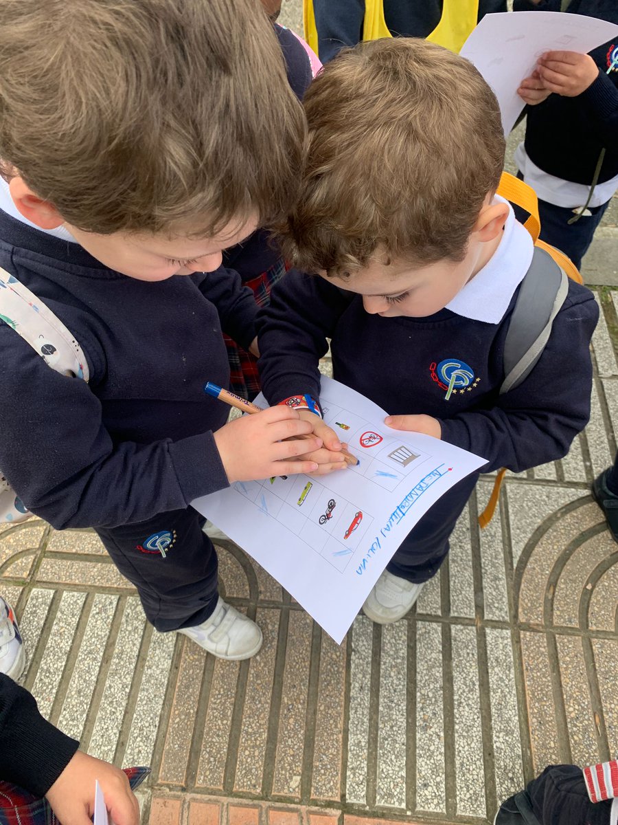 Trabajamos desde muy pequeños en grupos cooperativos. Los chiquis de 1 #educacióninfantil buscaron con una cheklist los #mediosdetransporte de su proyecto. #colegiosancernin #aprendizajecooperativo #aprendizajebasadoenproyectos