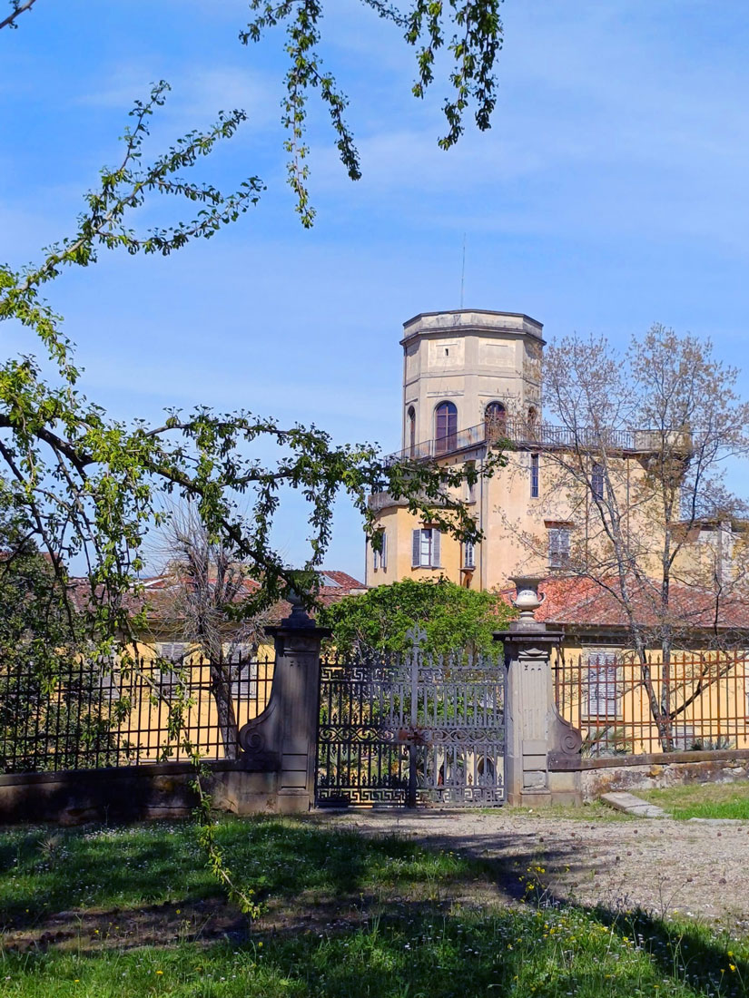 #8aprile #Buongiorno dal viale della Meridiana del #GiardinodiBoboli dove si scorge una bella veduta del Torrino della Specola (fine del XVIII secolo), il Museo di Storia Naturale di @UNI_FIRENZE.