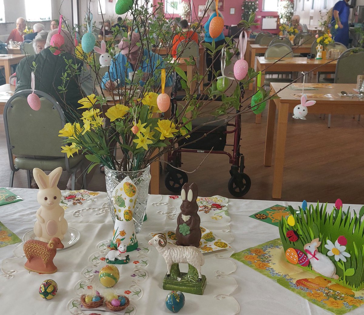Easter blessings and delicious feasts at Penrhos Polish Village! Embracing traditions with 24 baskets of food being blessed from Pwllheli & Porthmadog families. Then, Sunday was a communal meal nestled in a dining room graced with Maria's exquisite decorations🐣🌼