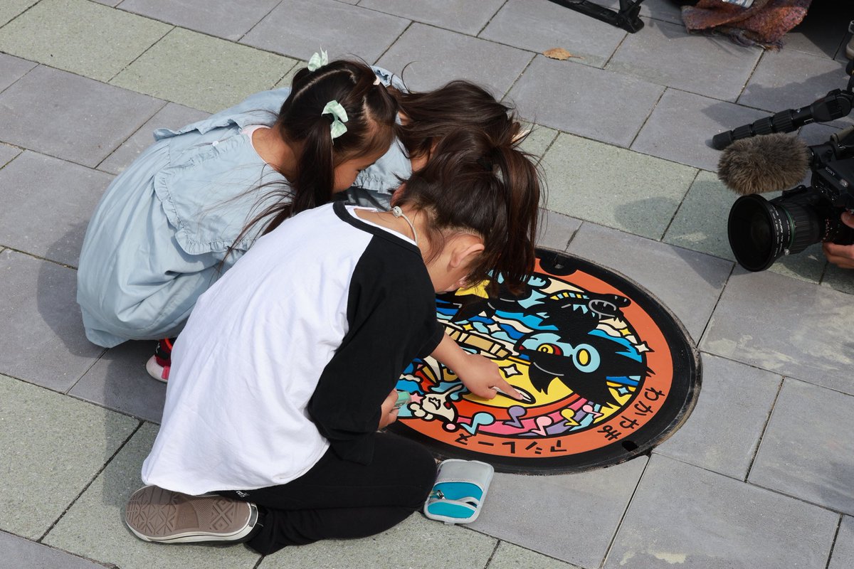 本日和歌山市のポケふたがPokemonGOのポケストップになりました！ ぜひポケふたのギフトをゲットしに来てください✨ また、4/5には和歌山市役所前城前広場にて、ポケふた設置お披露目式を行いました👏 ポケふたは、設置される地域に合わせた、世界で1枚だけのオリジナルデザインです✨ @pokemon_pdc