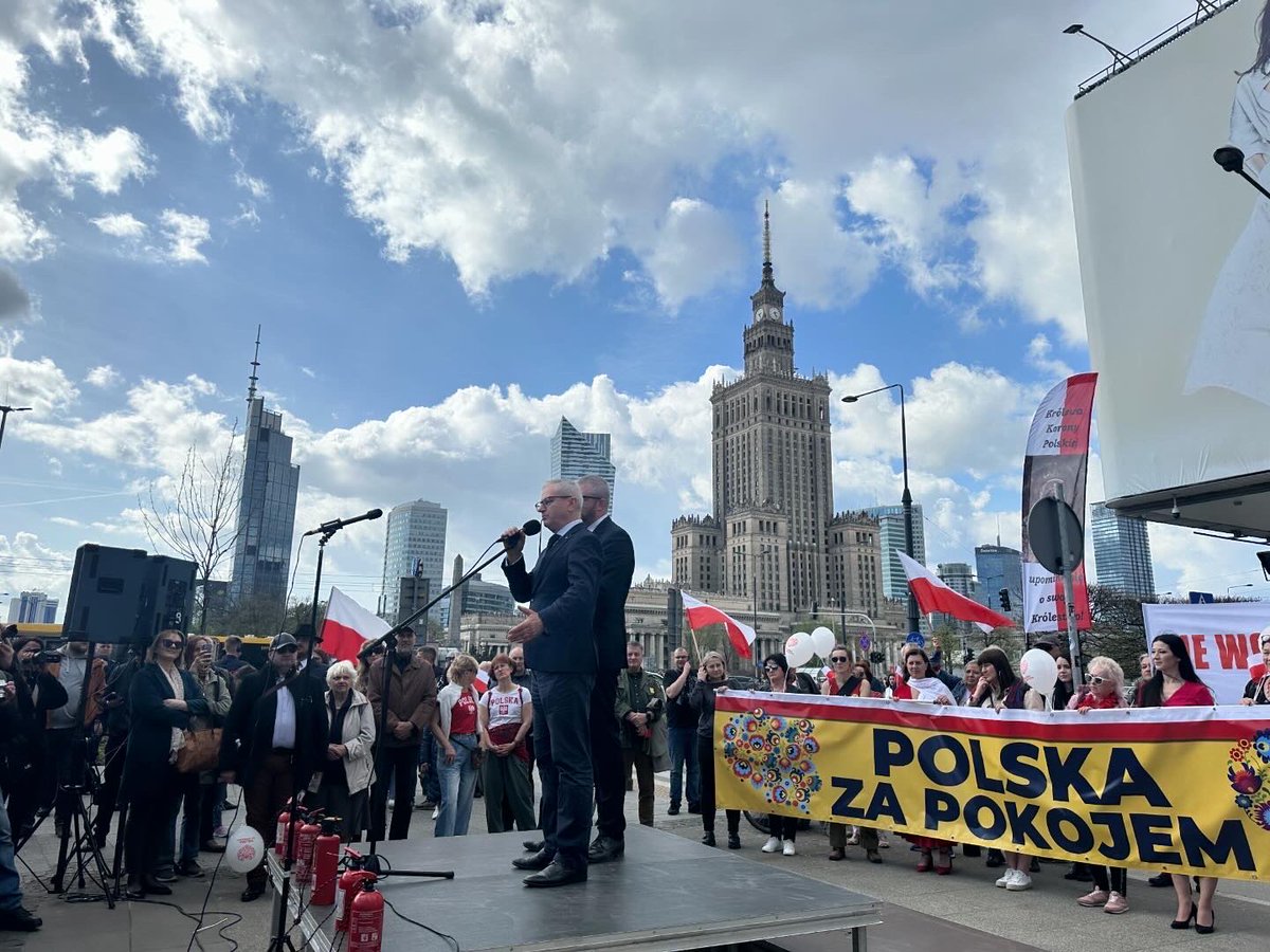 Polki i Polacy zdecydowanie opowiadają się za pokojem 🇵🇱 W sobotę w #Warszawa zorganizowali marsz #PolskaZaPokojem, który bez przeszkód odbył się mimo ciszy wyborczej! Niżej fotogaleria, cz. 1/4