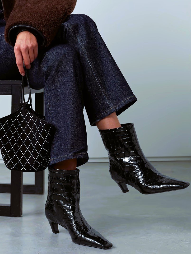 999Shoes999's tweet photo. Step into the limelight with Khaite's debut footwear sensation – the 'Arizona' ankle boots.
#KhaiteArizona #RunwayReady #FashionForwardFootwear #ootdm#smallbusiness #beautiful #fashionstyle #fashionblogger #shoe #shoes #ShoeObsession #ShoeAddict #ShoeLove #ShoeGameStrong https://t.co/w45MJFkFQe