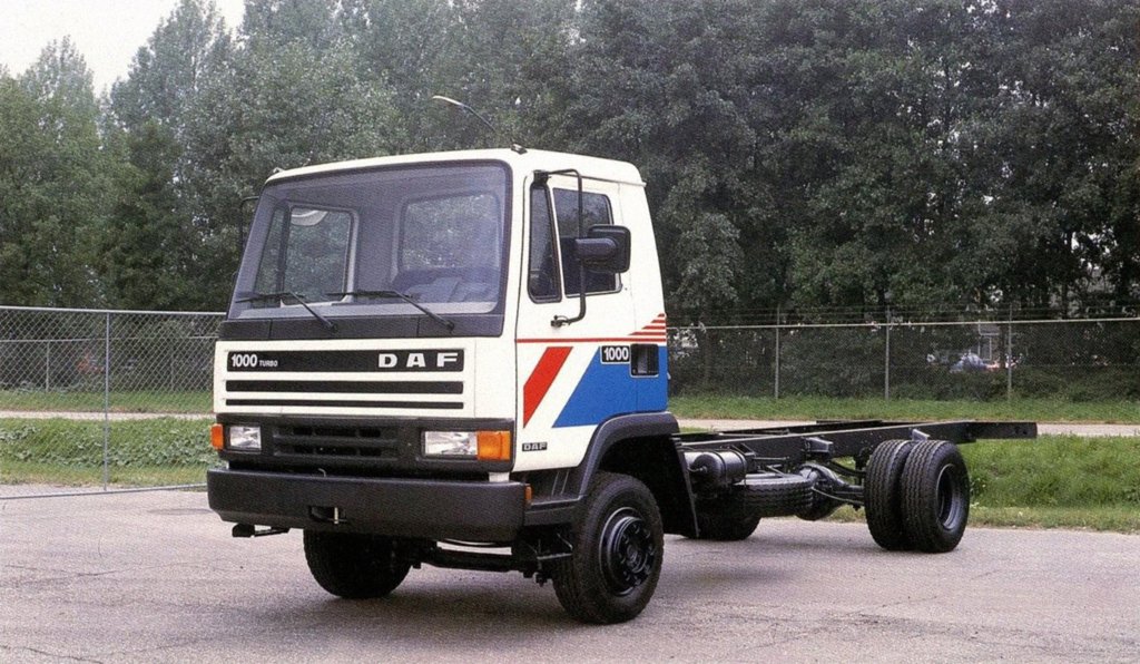 Daf was a relative short user of the Club of Four cabin. In 1987 they merged with Leyland and that gave them acces to the much more modern looking Leyland cab (last picture).