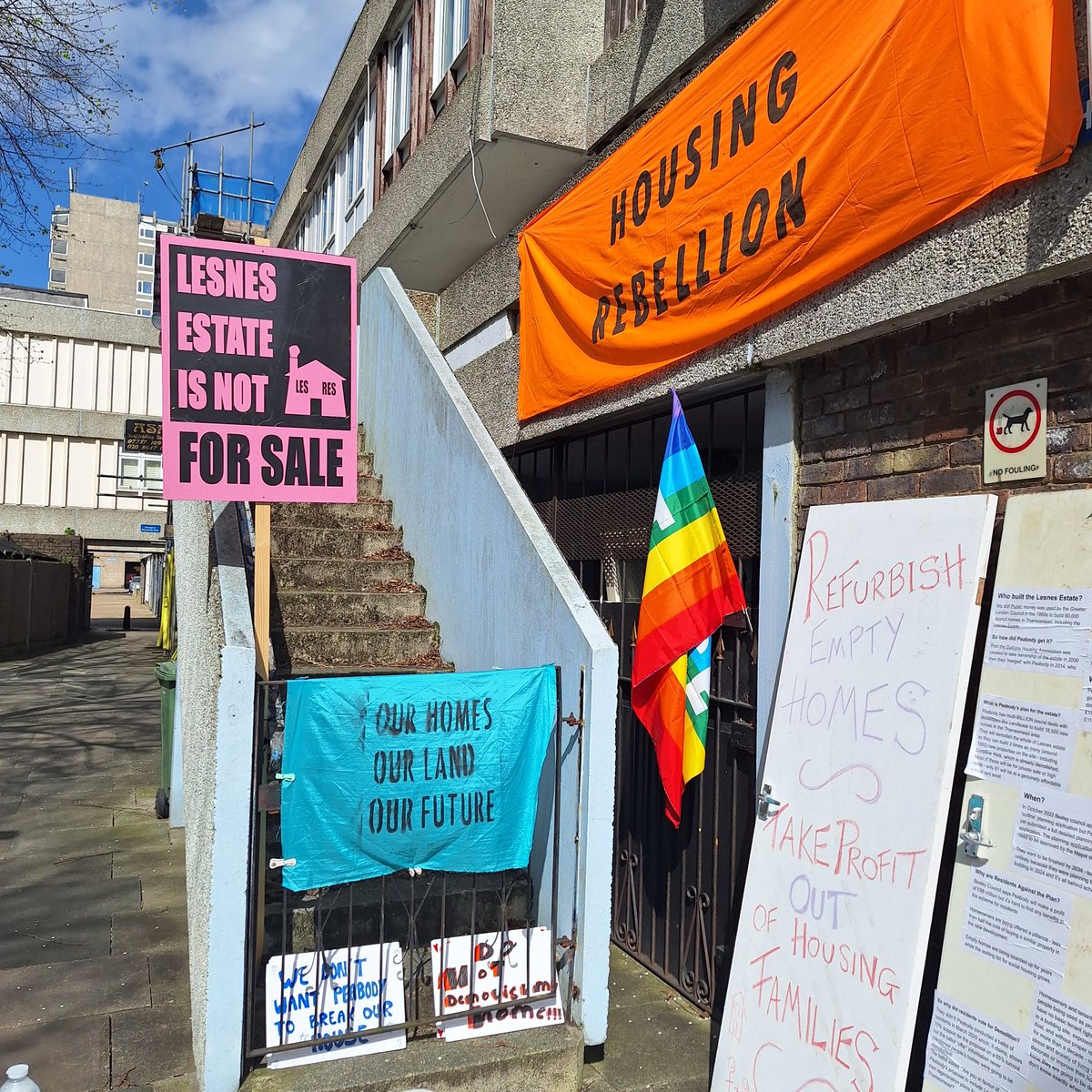 Peabody staff have visited the occupied house this morning and asked us to leave but we refused.

We are still waiting to hear from John Lewis the @PeabodyLDN director of regeneration - and we're staying here until we do and deliver the massage to #refurbishdontdemolish

.