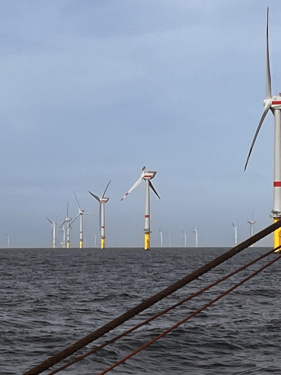 kiele184's tweet photo. Zouden wij als vissers die troep weer moeten opvissen? Ik hoop het toch echt niet 🫣 de duurzaamheid van de molens lijkt mij toch niet zo best als ik al die onderhoud aan de molens zie.. (sorry voor de slechte foto’s maar dichterbij mogen we niet komen) https://t.co/1DN95jZOsq
