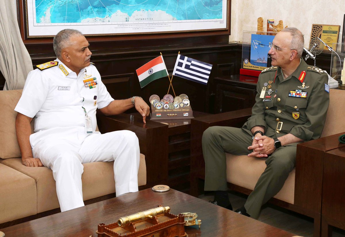 Chief of the Hellenic National Defence General Staff Gen Dimitrios Choupis, today met #CNS Adm R Hari Kumar on his visit to South Block, New Delhi. @rajnathsingh @giridhararamane @HQ_IDS_India @adgpi @salute2soldier @Hellenic_MOD @EmbIndiaAthens @hndgspio