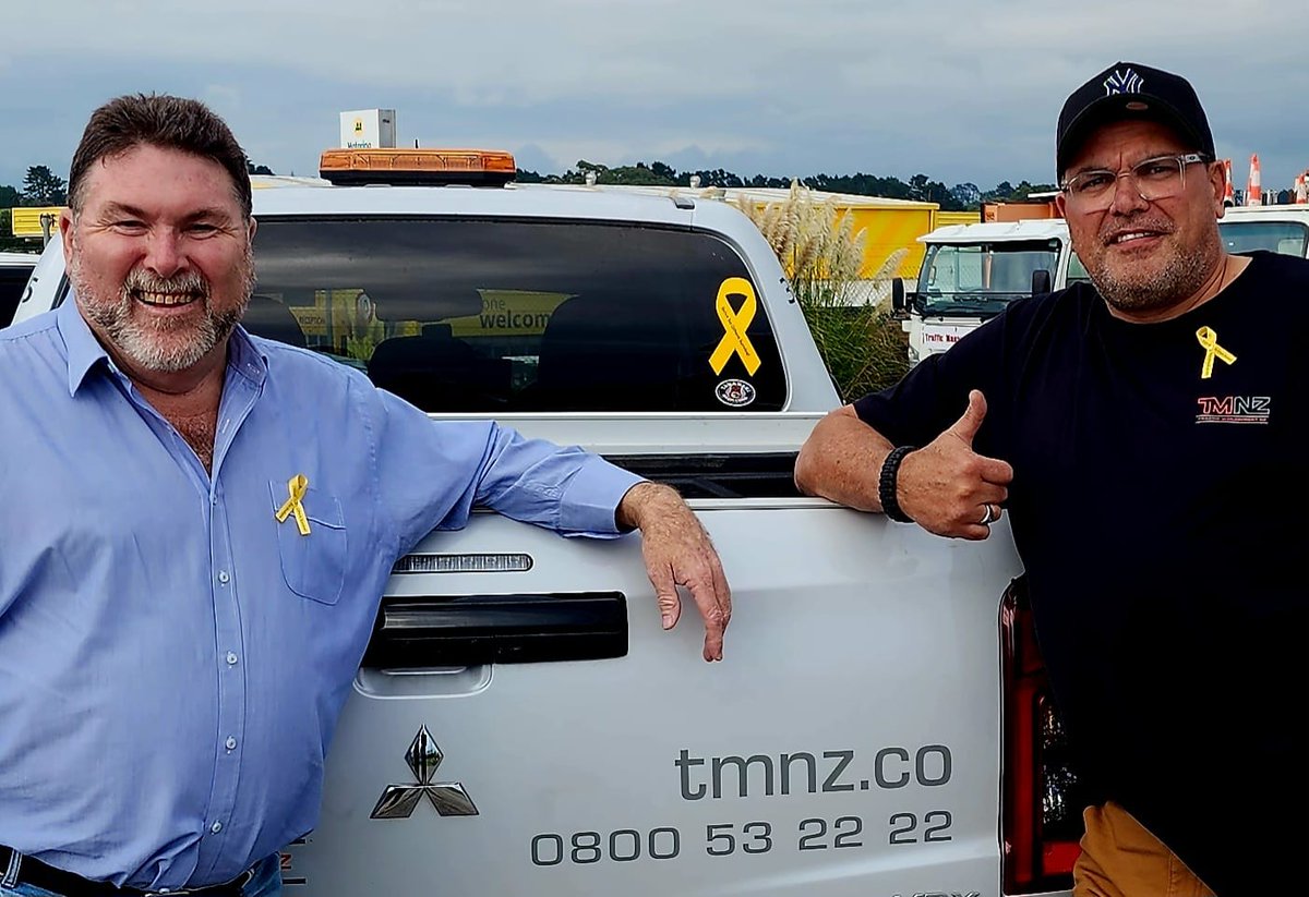 With @AltusTraffic & #TrafficManagement #NewZealand to do #TC toolboxes & discuss #roadsafety. My privilege to see 1st #DriveSoOthersSurvive #YellowRibbon placed on a #TMNZ vehicle... 1000's more coming to #NZ. Working together to ensure everyone can #GetHomeSafe #NRSW #DriveSOS