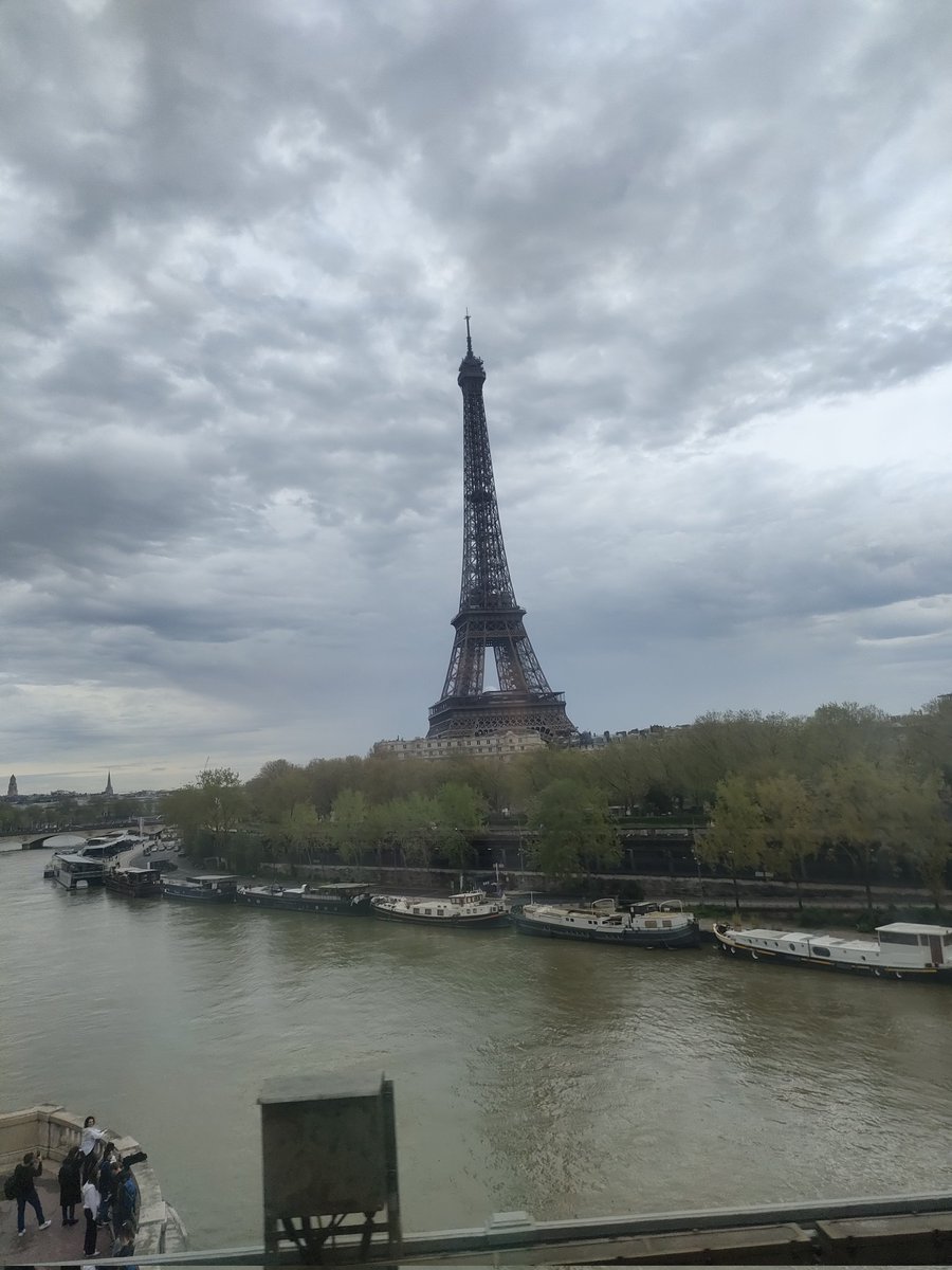 Val_Paillettes's tweet image. Même sous la grisaille ou derrière la vitre salle du métro, elle est belle ! 🤩
#TourEiffel #EiffelTour