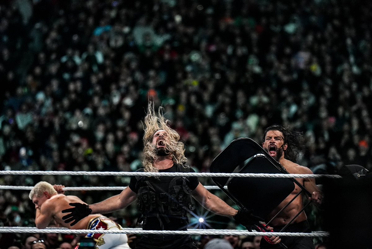 SrAlexGomez's tweet photo. Una foto que podría estar colgada en el Louvre. El sillazo a Seth Rollins, la pérdida del foco de Roman Reigns, Cody Rhodes recomponiéndose para atacar. #WrestleMania.

📸 @kimberlasskick https://t.co/LwHF1p0XiN