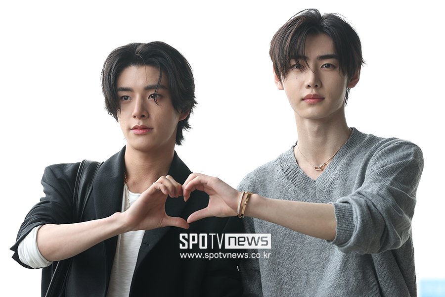 viraltakes's tweet photo. Jake and Sunghoon of ENHYPEN photographed at an airport recently. https://t.co/tKID1N8HWh