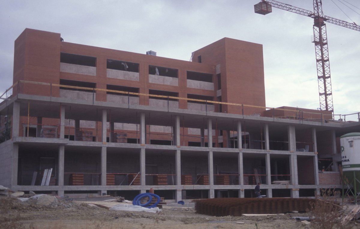 unav's tweet photo. El último colegio mayor levantado en el campus de Pamplona fue @cmmendaur, protagonista hoy de nuestra #historiaunav. Construido en 1994, está ubicado en el límite norte del campus, enfrente del barrio de Iturrama. https://t.co/5Cbx1wwhMu