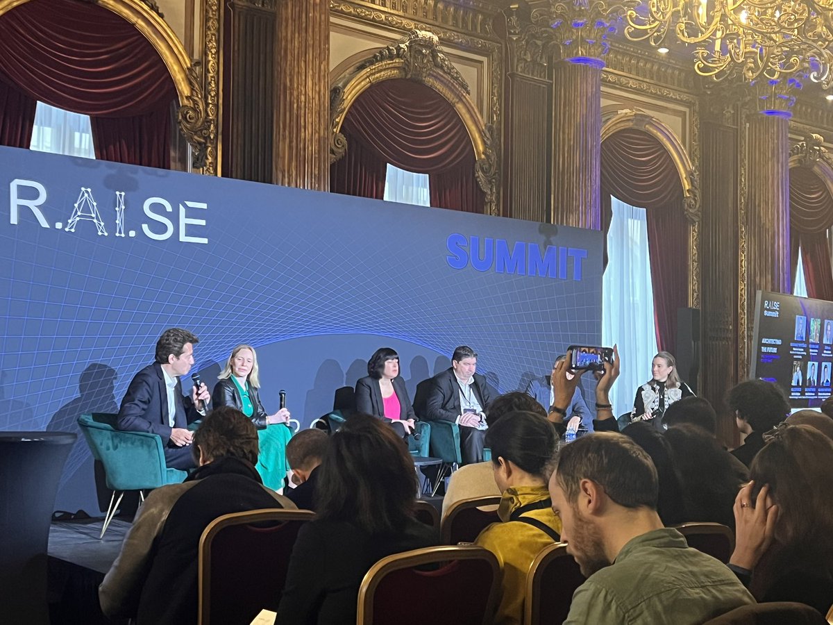 FlashTweet's tweet photo. [#EnDirect @RaiseSummit ] 

🗣️👩‍💻@EmilieSidiqian @SalesforceFR sur #GenAI  :

1️⃣ On est passé d’une logique de #testandlean à une logique de passage à l’échelle (value and scale) dans le domaine du #Marketing  et des ventes. 

2️⃣ Quelle recommandation ? Le plus important, ce n’est pas de choisir un #LLM mais de construire un écosystème. 

3️⃣ Viser la démocratisation de #GenAI en formant massivement. 

🗣️👩‍💻@FloVzln @3DSfrance 

1️⃣ « Gen AI is about growth » 

2️⃣ La clé est de miser sur la formation. 
Plus que de coder, il faut savoir prompter et parler à la machine. Et il faut se focaliser sur la jeune génération. 

3️⃣C’est le moment d’expérimenter ! 

🗣️👩‍💻@vic_weller  @elevenlabs 

1️⃣Nécessité de double vérification avec l’#IA 

2️⃣ « #GENAi is about accelerating »

🗣️👨‍💻@babinet  @CNNum 

1️⃣L’impact sur le service public va être en terme de productivité 

2️⃣Importance de l’#IA pour la #TransitionEcologique 

3️⃣ 3 mots clés pour gagner la bataille : #Skills #infrastructure #ecosysteme 

#RaiseSummit #RaiseSummit 

#LLM #ML #Eventpro #Intelligenceartificielle #upskilling #FuturofWork