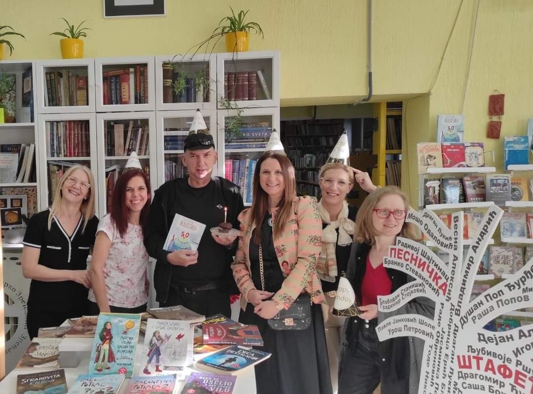 Zrbiblio's tweet photo. Za danas spremam
dvostruko slavlje -🥳🥳
viknu ponedeljak blistava lica:
rođendan danas je Urošu našem! 
A Štafeta je - pedesetica! 
Živeli nam na mnoga leta
naš pisac Uroš, naša Štafeta! 
I da rođendanska današnja slavlja
donesu stihova, pesama, zdravlja! https://t.co/yq7YUxgTT0