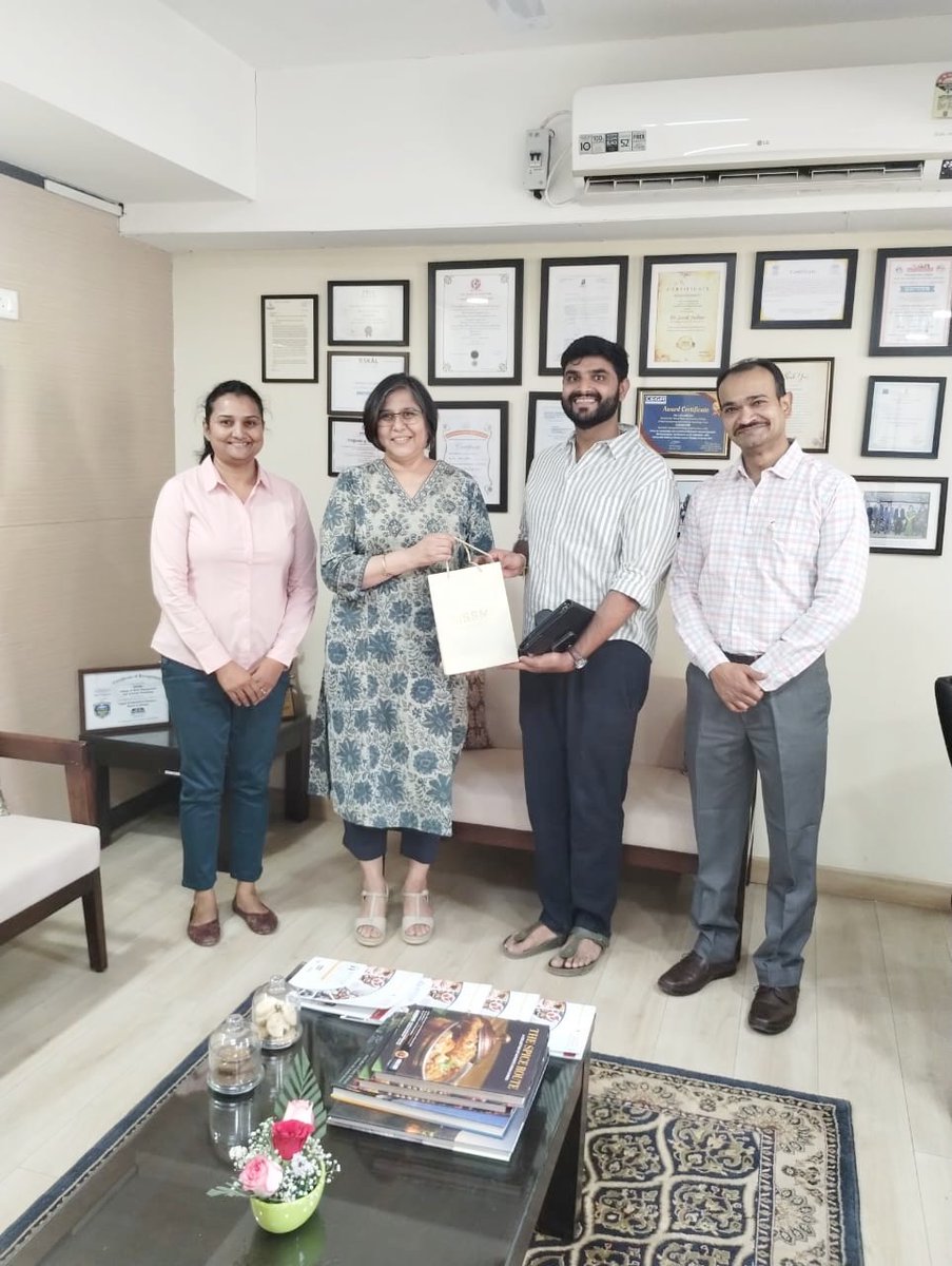 AISSMS_CHMCT's tweet photo. The Final year students had an enlightening session with our esteemed alumni Mr. Smarn Shetty owner of Piatto Dessert Studio where he shared his expertise and insights on his journey in hospitality.
#AISSMS #CHMCT #ALUMNI #PIATTO #HOTELMANAGEMENT https://t.co/sNJ5Wly3bY