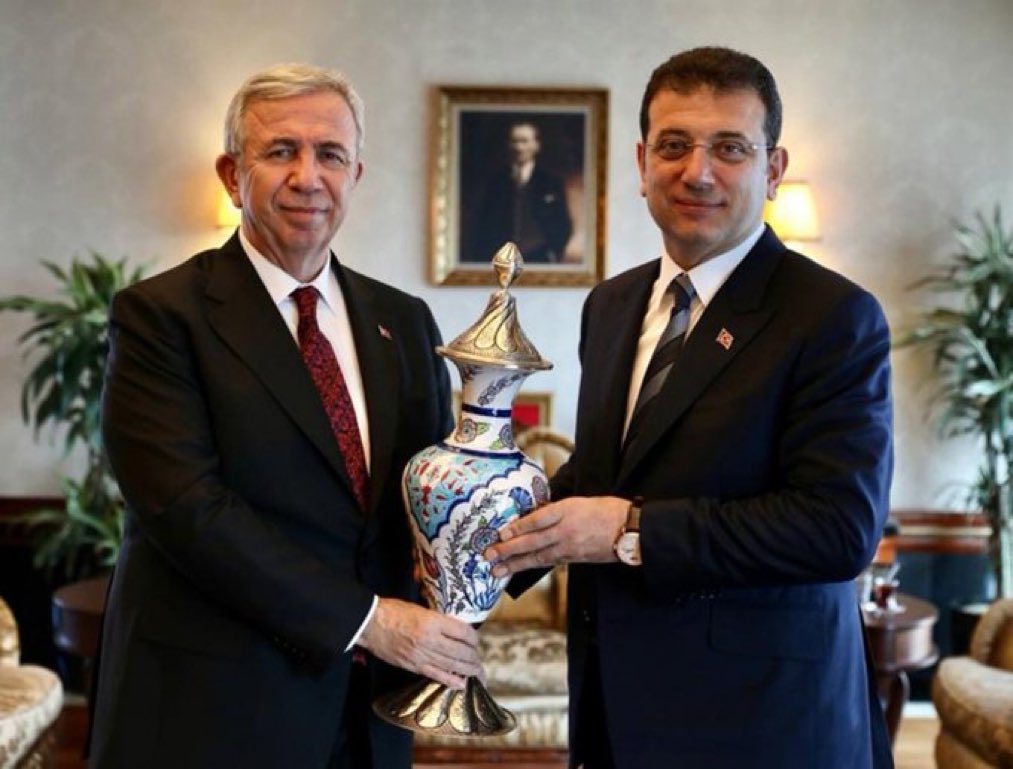 Özgür Özel: "Şu anda takımda iki forvet var. Biri Mansur Yavaş, diğeri Ekrem İmamoğlu. Teknik direktör, ‘Penaltıyı ben atacağım’ demez. En formda oyuncusuna attırır.

Günü geldiğinde arkadaşlarımızdan biri cumhurbaşkanı adayı olacak."