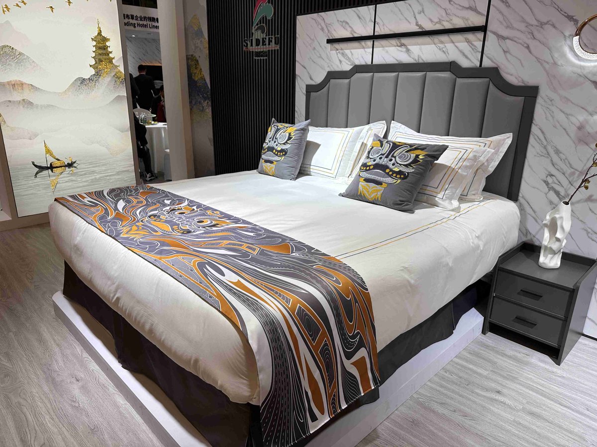 SidefuTextile's tweet photo. Our new bedding and bathrobe set is designed with intricate awaking lion patterns, showcasing the beauty and richness of Chinese traditions. 
https://t.co/CNccxb4SaU
#hotellinensupplier #beddingset #bathrobe #Chinesecultural #Sidefu https://t.co/aQTsytHW2K