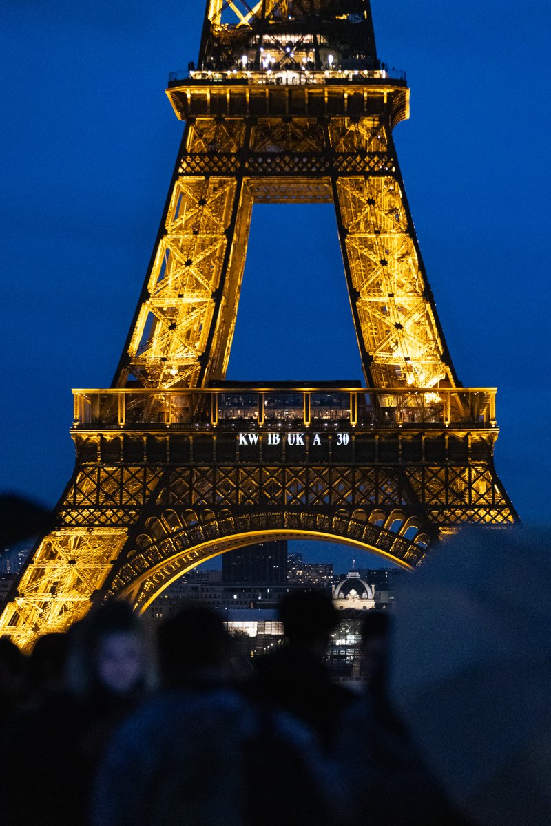 « Kwibuka » signifiant « se souvenir » en langue Kinyarwanda ❤ Ce dimanche, la Ville de Paris commémorait les 30 ans du génocide des Tutsi au Rwanda.