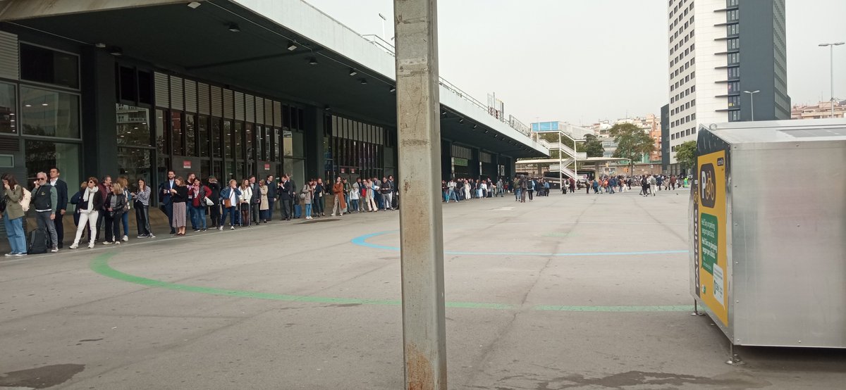 David_Diaz_Gonz's tweet photo. Barcelona, 8 de Abril, 10.36h, Estación  de Sants. Mientras la parada sud de la misma estacion esta repleta de taxis y sin clientes, esta, la norte, llena de taxis y de clientes que no pueden salir por las obras indefinidas de @Renfe . Gracias @AMBtaxi por dar soluciones! https://t.co/RyGSswCCMo