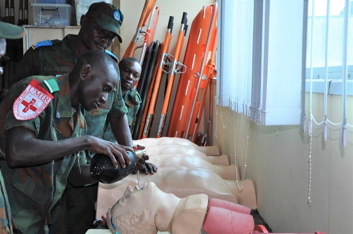 DLIAG_Officiel's tweet photo. 0⃣3⃣/0⃣4⃣ La cellule secourisme des #EFG 🇫🇷 a accompagné 1⃣2⃣ spécialistes santé des #FARDC 🇨🇩 à l’#EASSML 🚑
✅ Continuité du stage #EFG "gestes de sauvetage au combat"
✅ Découverte de l’outil de simulation médicale de l’#EASSML 🇬🇦
➡️ Synergies 🇫🇷🇬🇦 au profit du ���🇩
@EtatMajorFR https://t.co/fwAL28gGms