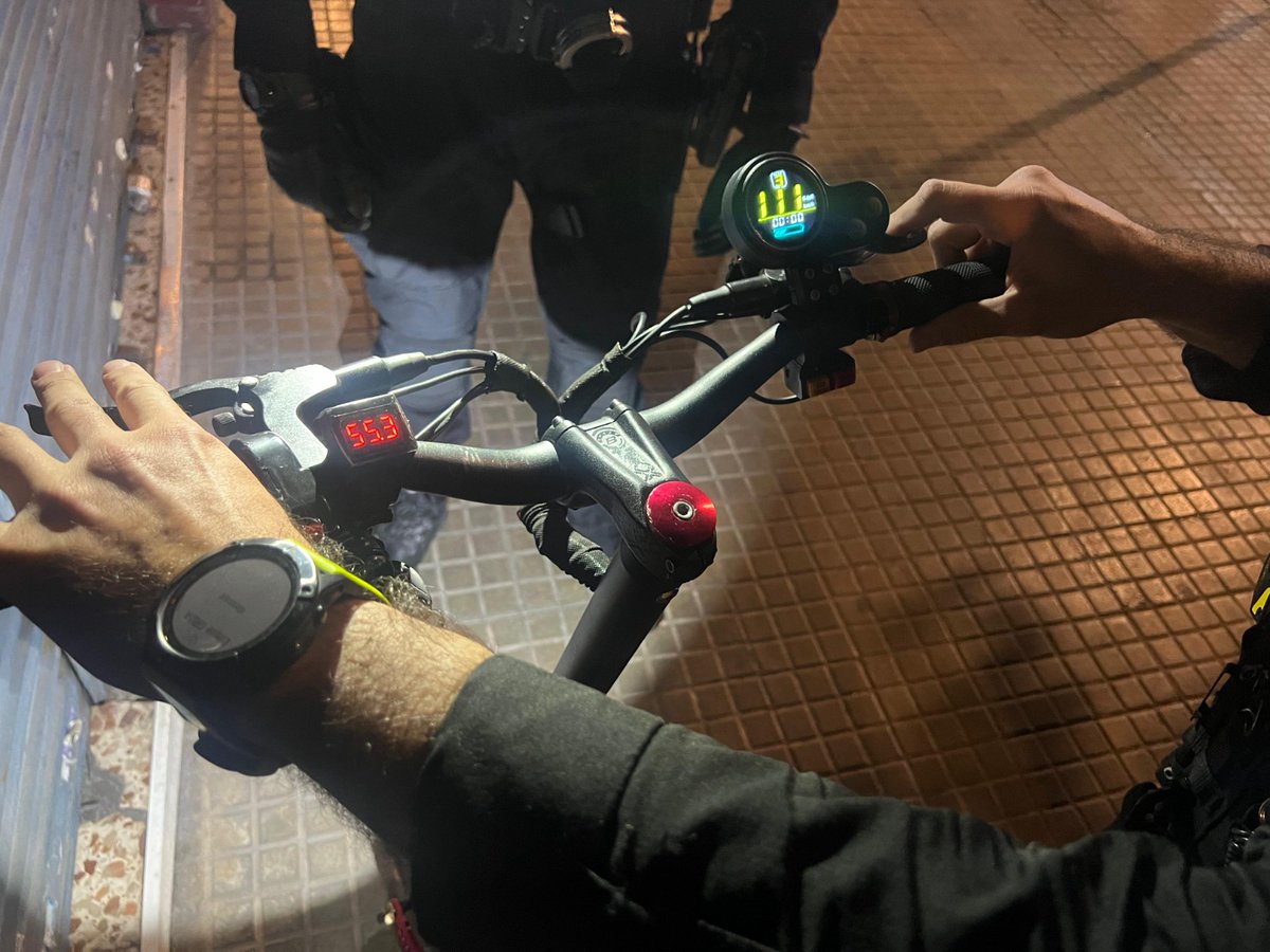 La policia local de #SantaColoma ha immobilitzat un patinet elèctric modificat que podia superar els 100km/h. El conductor del vehicle de mobilitat personal ha estat sancionat amb una multa de 500€ i se li ha retirat el patinet que s'ha traslladat al dipòsit municipal.